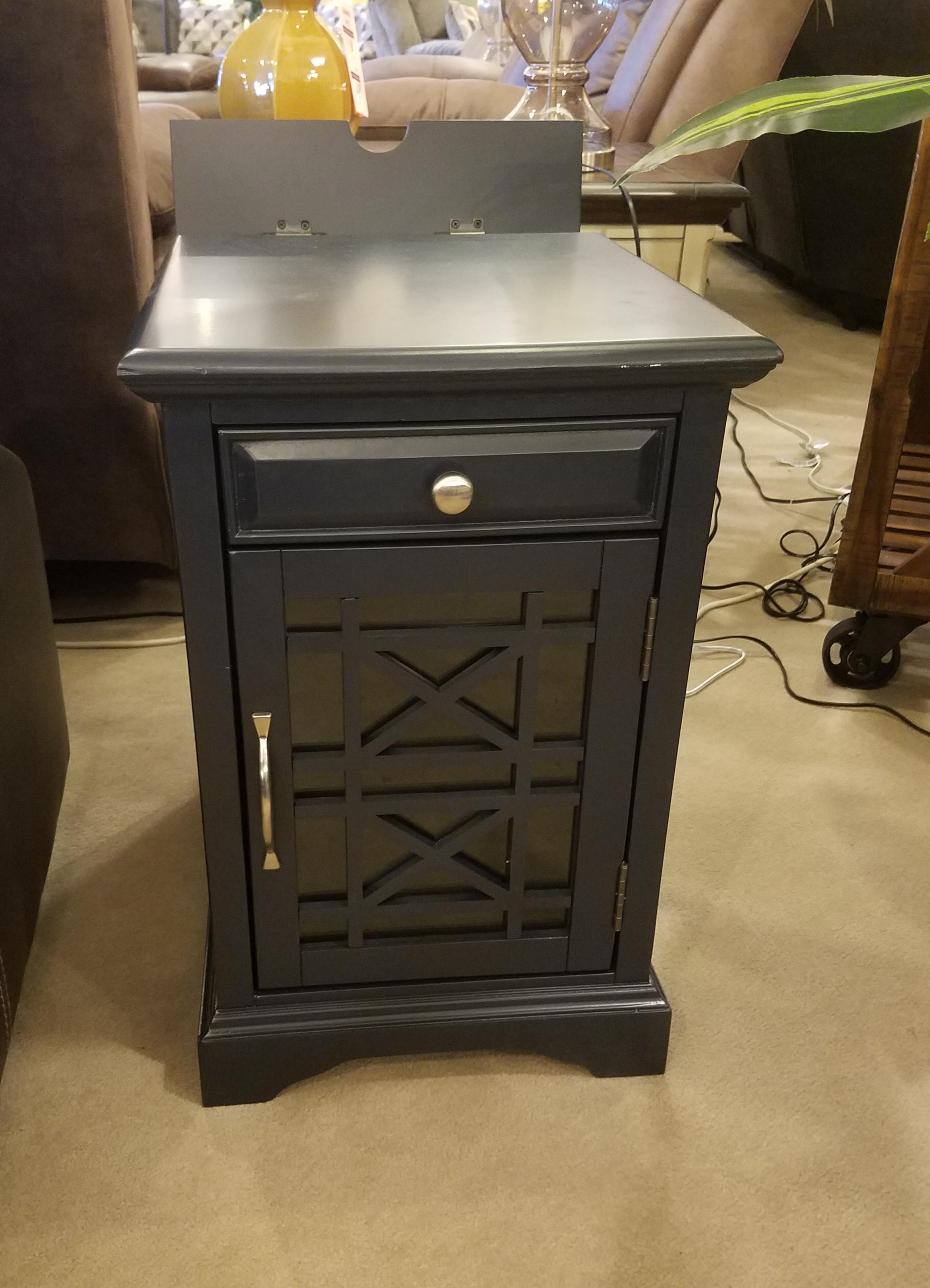 Chairside table outlet with power